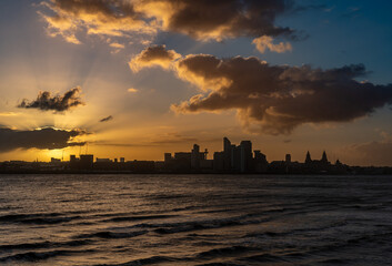 Naklejka premium Early morning sunrise over the Liverpool skyline viewed across the River Mersey