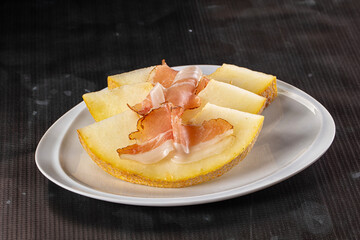 Slised sweet melon with Jamon