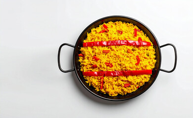 Paellera vista cenital con arroz paella amarillo y tiras de pimiento rojo sobre fondo blanco, colores de la bandera de España. Fotografía de gastronomía española por el Día de la Hispanidad