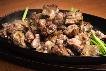 鉄板にのった地鶏焼き