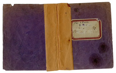 Altes Schulheft f&uuml;r 4 Mann, zerfleddertes altes Heft mit Flecken erz&auml;hlt eine Schulgeschichte