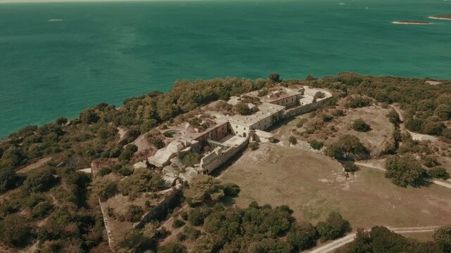Altes Fort an der kroatischen K&uuml;ste am Meer der Adria