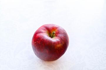 濃い紅色　秋映りんご