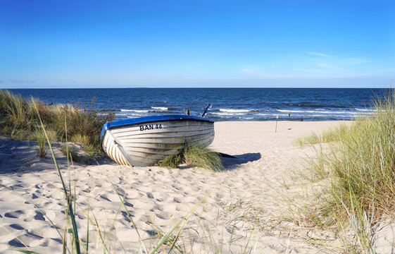 Altes Ruderboot liegt in den D&uuml;nen am Strand