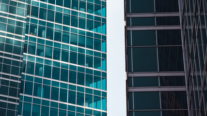 Obraz premium mirrored windows of the facade of an office building