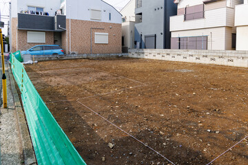 住宅街の空き家を取り壊し更地にした土地 © captainT
