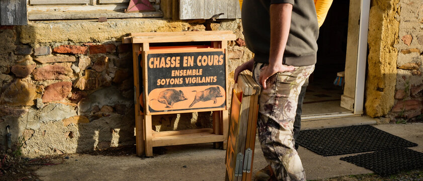 Un chasseur prend les pancartes de vigilance sur la chasse en cours, format banni&egrave;re