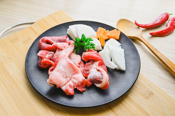 牛すじ肉と野菜