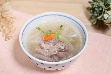 牛すじ肉のクリアスープ