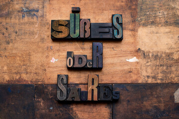 Alte Lettern, Druckbuchstaben aus Holz.
S&uuml;&szlig;es oder Saures Spruch f&uuml;r Halloweeen 