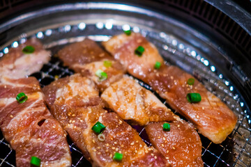 焼肉カルビを焼く