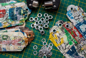 Selbst gestaltete Lesezeichen aus alten Buchseiten, die mit Acrylfarbe mit  alten Holzlettern per Hand bedruckt wurden. und mit einer &Ouml;senzange verst&auml;rkt wurden