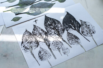 Mit Acryl,  per Hand gedruckte Paprikabl&auml;tter auf Papier und geflochtenem Papier