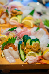 ゲタに乗せたお刺身盛り合わせ