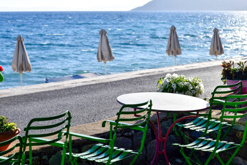 Fototapeta premium Küstencafé direkt am Ionischen Meer in Kardamyli, Peleppones- Griechenland