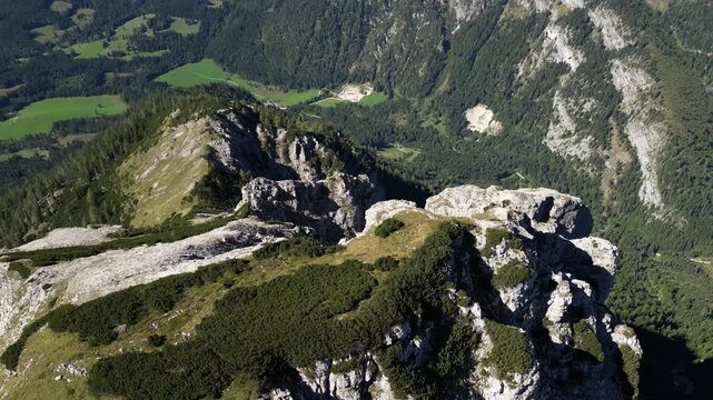 Gleitschirm Paragleiter in den &ouml;sterreichischen Alpen - Drohnenaufnahme