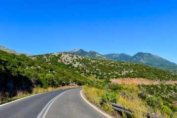 Naklejka premium Provinzstraße vor Kardamyli, Peleppones- Griechenland