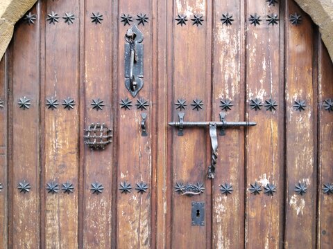 detalle de puerta de madera natigua