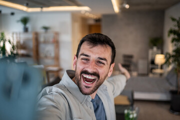 Obraz premium Happy man vlogging for social media content