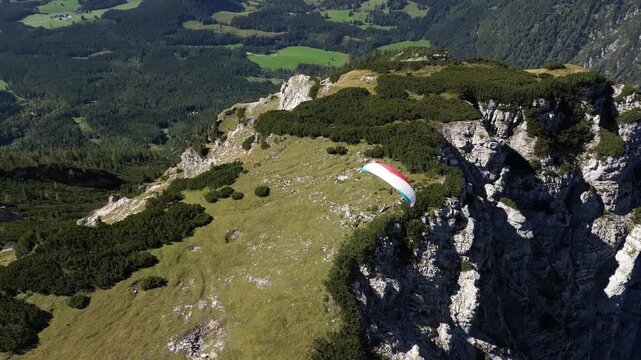 Gleitschirm Paragleiter in den &ouml;sterreichischen Alpen - Drohnenaufnahme