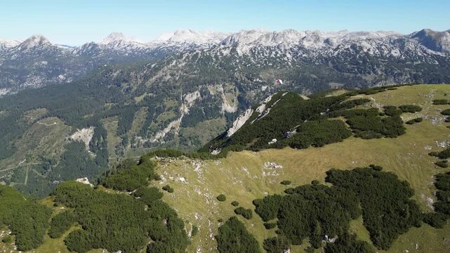 Gleitschirm Paragleiter in den &ouml;sterreichischen Alpen - Drohnenaufnahme