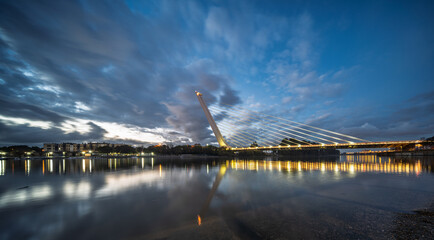 Obraz premium Beautiful dusk at Alamillo Bridge in Seville with long exposure