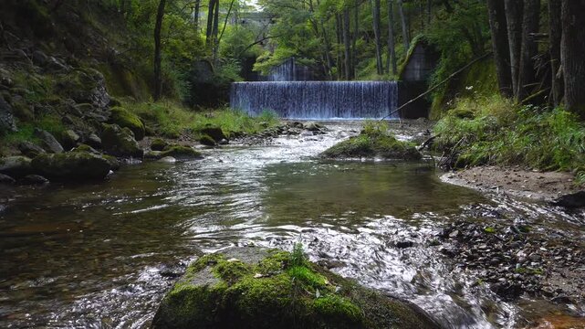 長野県川上村の渓流　梓川の流れと砂防堰堤