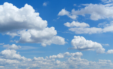 Obraz premium A beautiful blue sky with soft white clouds for abstract background