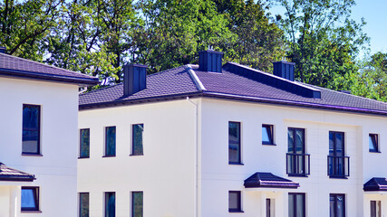 Fototapeta premium Newly built terraced houses in a residential area. Modern terraced houses on the outskirts of the city.