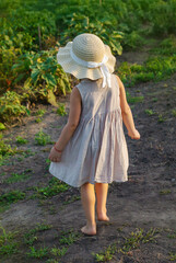 Obraz premium A child in a hat in a garden. Selective focus.