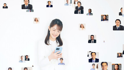 スマホを使う女性と多国籍の人々