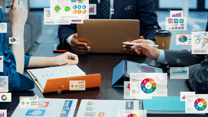 オフィスで会議する多国籍ビジネスパーソンのグループとデジタル書類