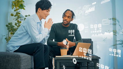 オフィスで会話する多国籍グループとビジネスデータ