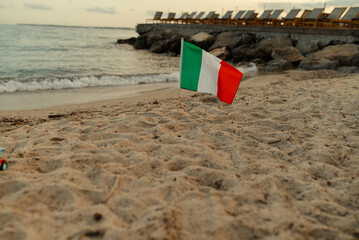 Naklejka premium Italian flag on the background of the sea