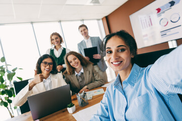 Obraz premium Group of Professionals Collaborating in a Modern Office Setting with Smiling Faces Showcasing Teamwork and Diversity