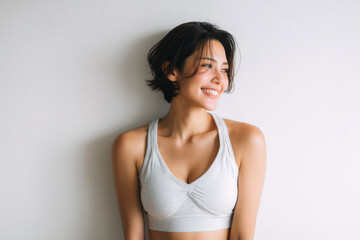 スポーツジムでリラックスした笑顔の女性