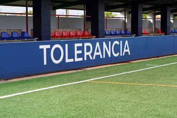 tolerancia en el deporte concept. palabra escrita en un campo de futbol