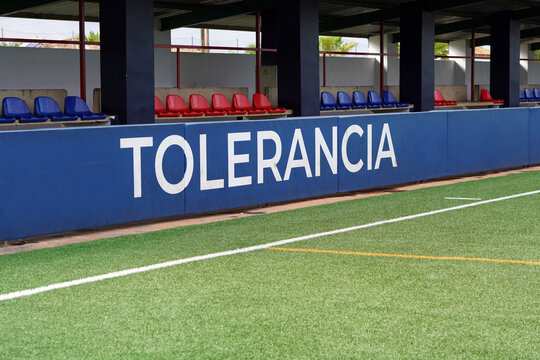 tolerancia en el deporte concept. palabra escrita en un campo de futbol