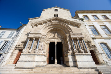 Fototapeta premium Saint Trophime Cathedral entry in Arles, France
