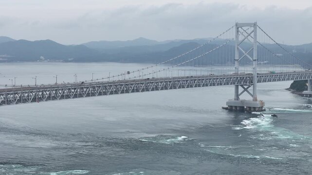 徳島県鳴門市、鳴門海峡の渦潮を撮影しました。
鳴門海峡の渦潮は、潮流の速さが生む世界最大級の自然現象。春秋の大潮時に直径20m超の渦が現れ、観潮船から迫力満点の景観が楽しめます。
