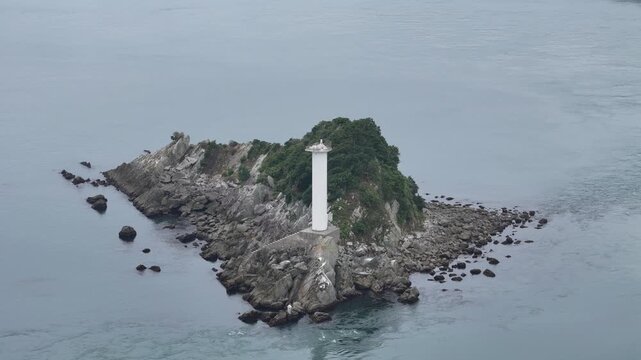 徳島県鳴門市、鳴門海峡の渦潮を撮影しました。
鳴門海峡の渦潮は、潮流の速さが生む世界最大級の自然現象。春秋の大潮時に直径20m超の渦が現れ、観潮船から迫力満点の景観が楽しめます。
