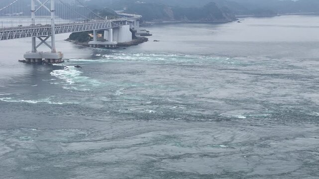 徳島県鳴門市、鳴門海峡の渦潮を撮影しました。
鳴門海峡の渦潮は、潮流の速さが生む世界最大級の自然現象。春秋の大潮時に直径20m超の渦が現れ、観潮船から迫力満点の景観が楽しめます。

