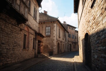 Obraz premium Summer stroll through a historic narrow alley with old buildings and windows