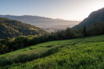 Obraz premium Scenic view of a coastal region with inland terrain