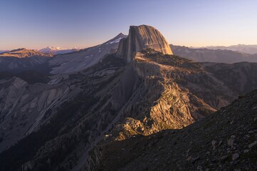 Fototapeta premium Mountain range featuring the Moto peak