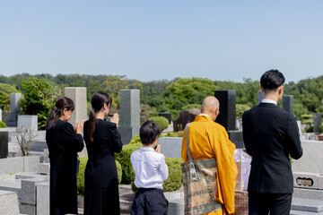 納骨式に参列する遺族