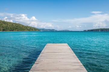Obraz premium Floating wooden pier on clear blue water