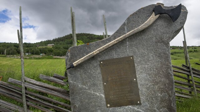 Gedenkstein mit einer Axt, St. Olavs-Quelle, bei Dovre, Pilgerweg Olavsweg oder Olavsleden, Gudbrandsdalen oder Gudbrandstal, Norwegen