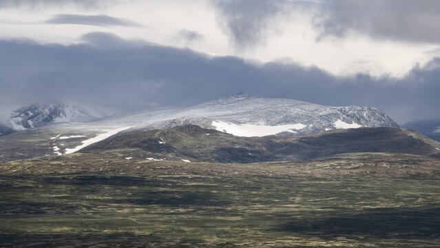 Blick auf schneebedeckte Berggipfel und baumlose Landschaft, Wolken, Pilgerweg Olavsweg, Olavsleden oder Pilgrimsleden, Dovrefjell, Dovre-Nationalpark, Norwegen