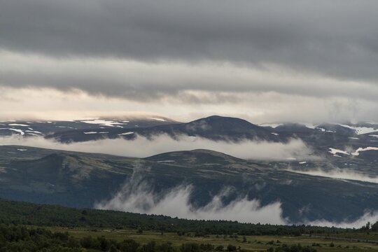 Weitl&auml;ufige Berglandschaft unter bedecktem Himmel mit Wolkenfetzen, Pilgerweg Olavsweg, Olavsleden oder Pilgrimsleden, Fokstugu, Dovrefjell, Dovre-Nationalpark, Norwegen